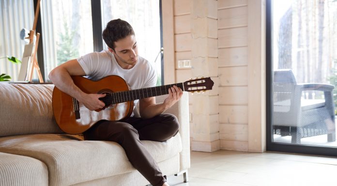 Что такое аккорды и как научиться играть на гитаре