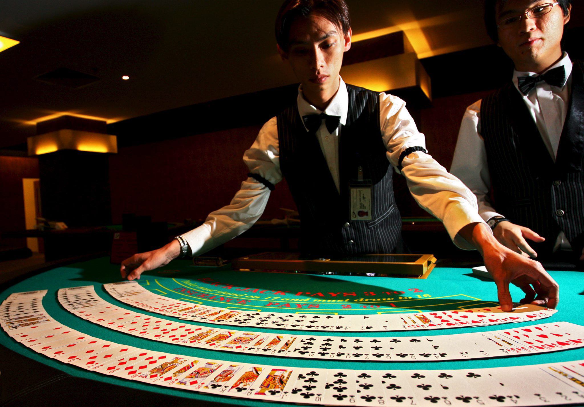 Успех в азартных играх. Казино. Мужчина в казино. Казино азарт. Азартный игрок казино.