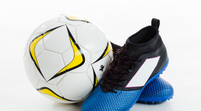 Футбольная обувь для разных типов покрытий: газон, искусственное поле, зал
